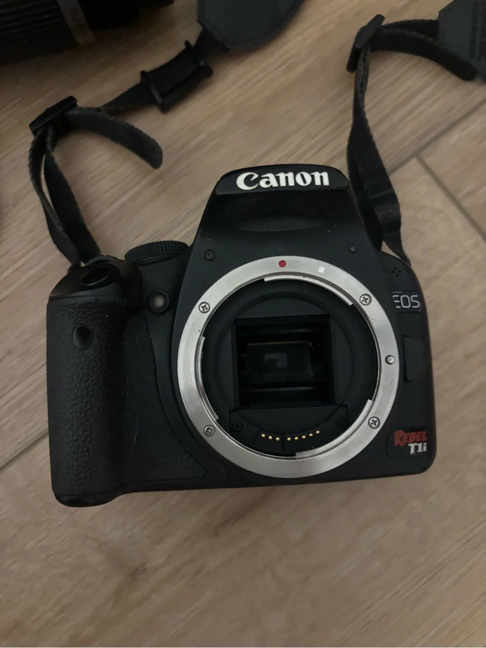 CANON REBEL T1I CAMERA WITH LENSES AND CAMERA BAG